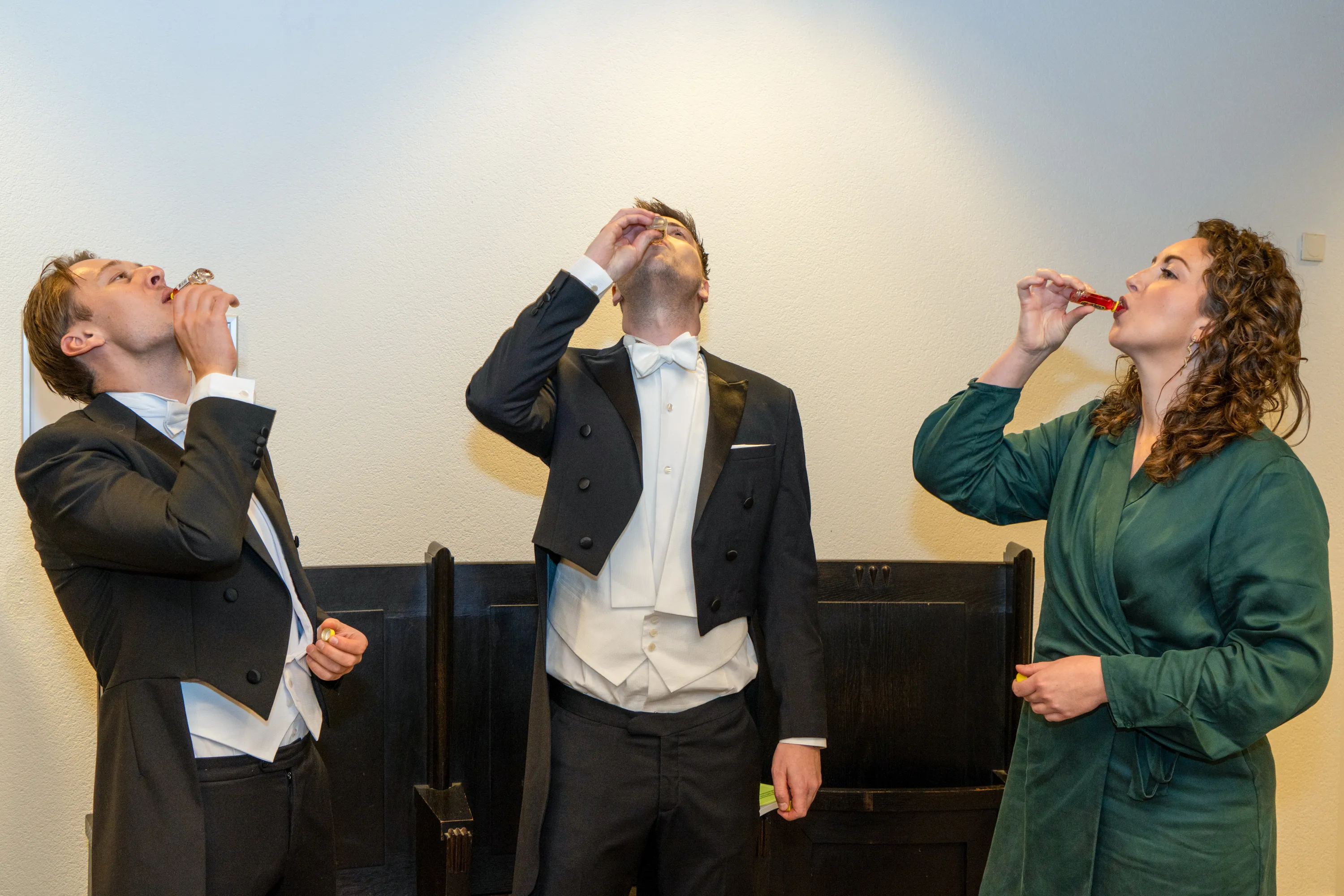 Promovendus en collega's heffen het glas na een geslaagde promotie aan de Radboud